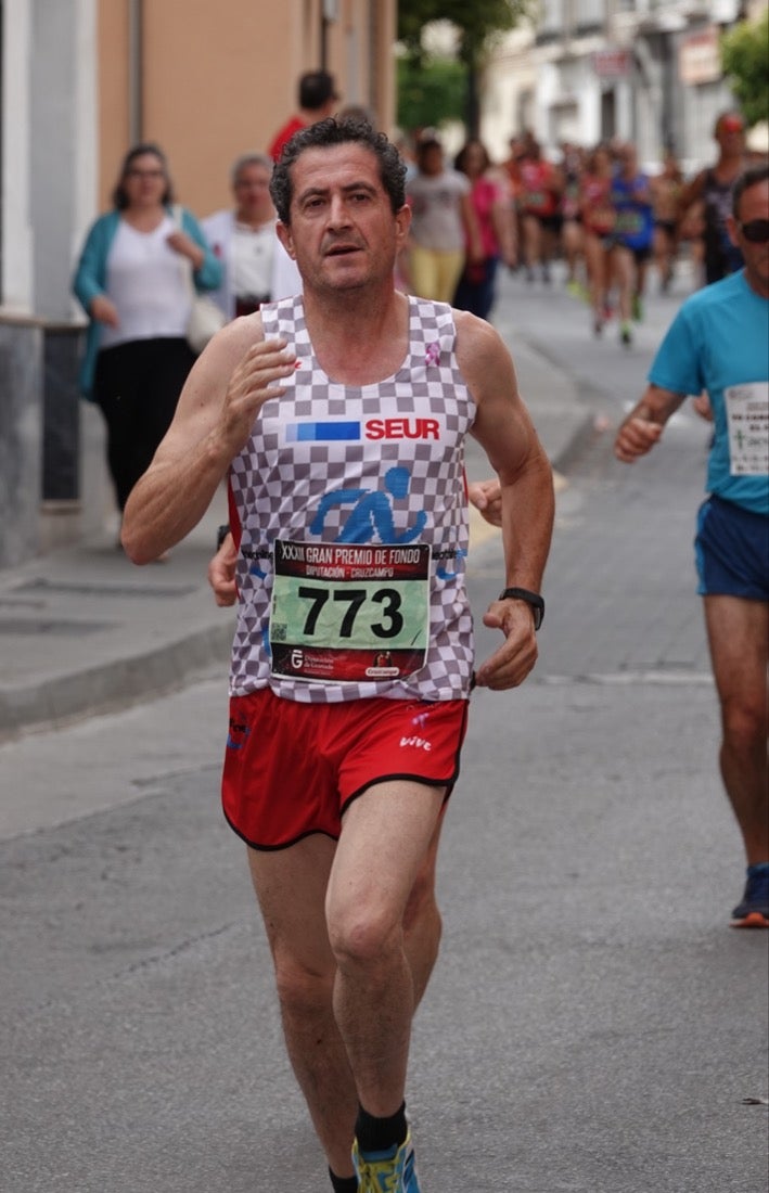 Los vecinos de Dúrcal se han volcado con los corredores apostados en las curvas y rectas que traza el recorrido por la localidad y desde las terrazas de la Plaza del Ayuntamiento