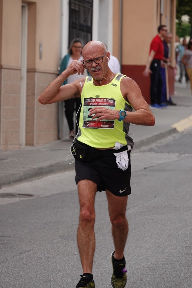 Los vecinos de Dúrcal se han volcado con los corredores apostados en las curvas y rectas que traza el recorrido por la localidad y desde las terrazas de la Plaza del Ayuntamiento