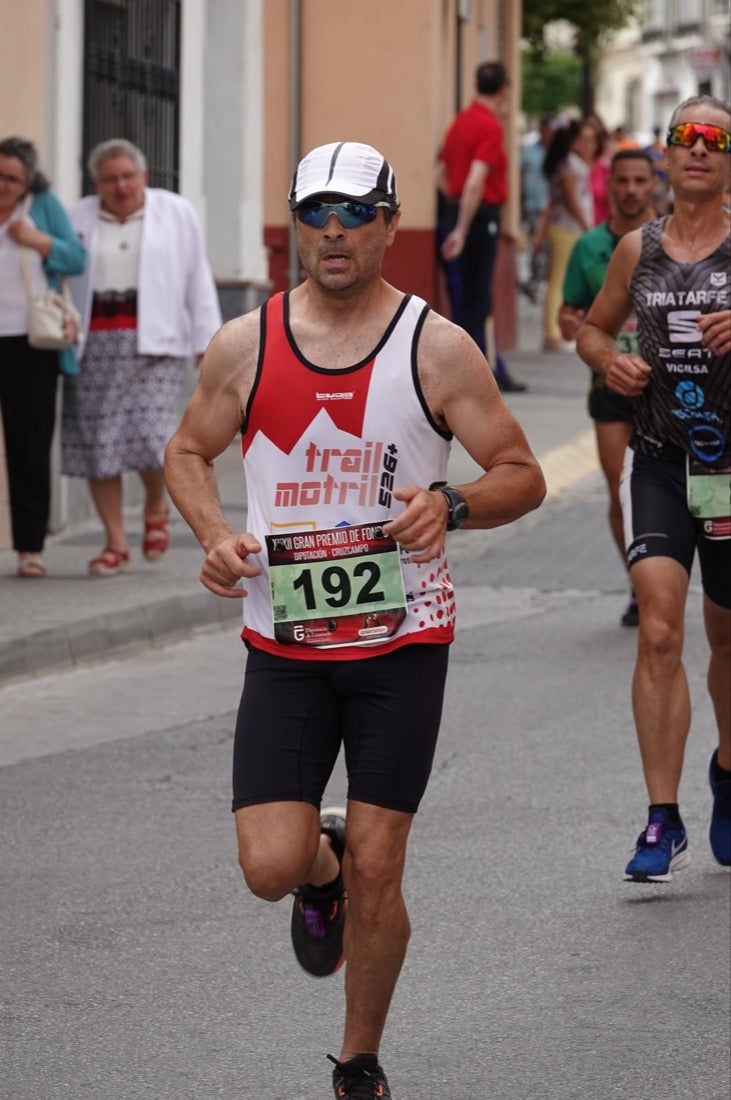 Los vecinos de Dúrcal se han volcado con los corredores apostados en las curvas y rectas que traza el recorrido por la localidad y desde las terrazas de la Plaza del Ayuntamiento