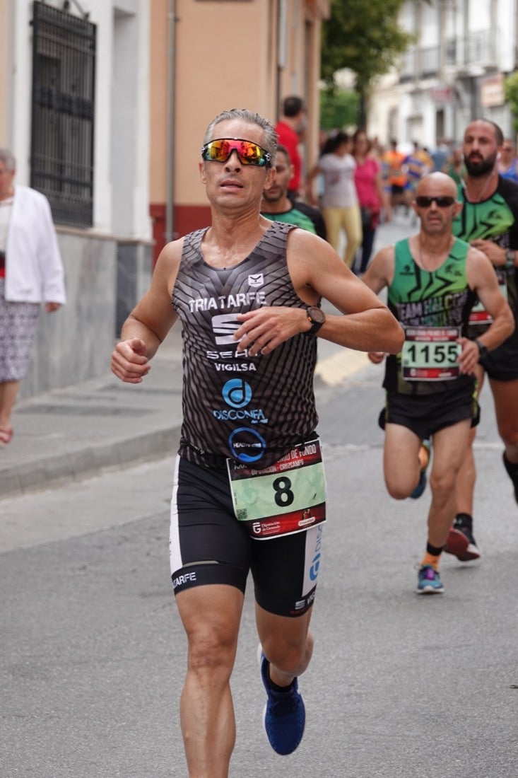 Los vecinos de Dúrcal se han volcado con los corredores apostados en las curvas y rectas que traza el recorrido por la localidad y desde las terrazas de la Plaza del Ayuntamiento