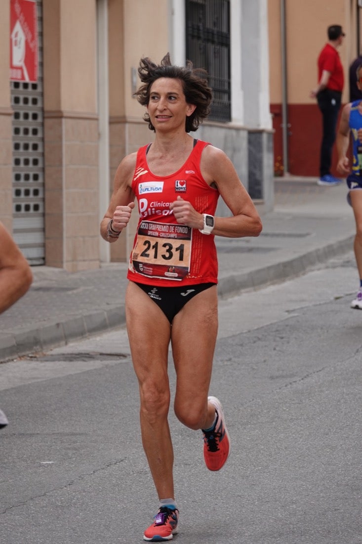 Los vecinos de Dúrcal se han volcado con los corredores apostados en las curvas y rectas que traza el recorrido por la localidad y desde las terrazas de la Plaza del Ayuntamiento