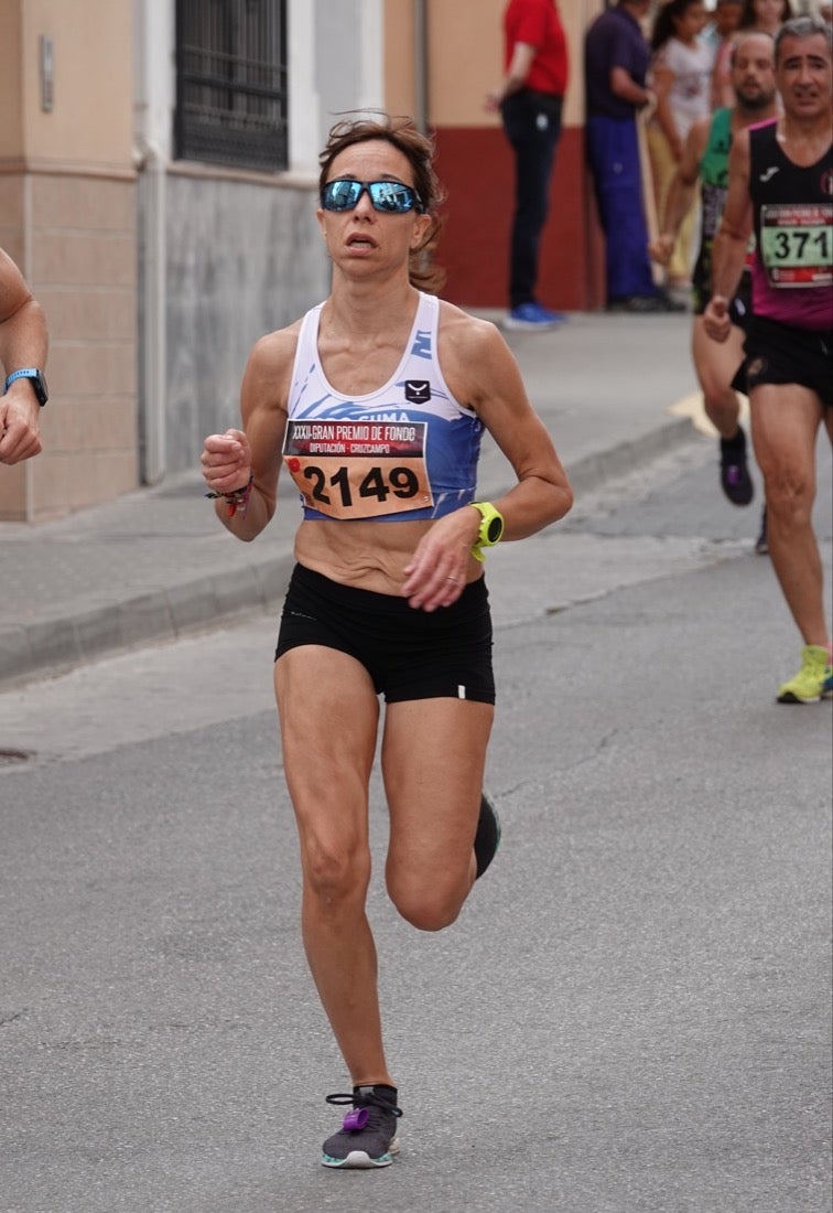 Los vecinos de Dúrcal se han volcado con los corredores apostados en las curvas y rectas que traza el recorrido por la localidad y desde las terrazas de la Plaza del Ayuntamiento