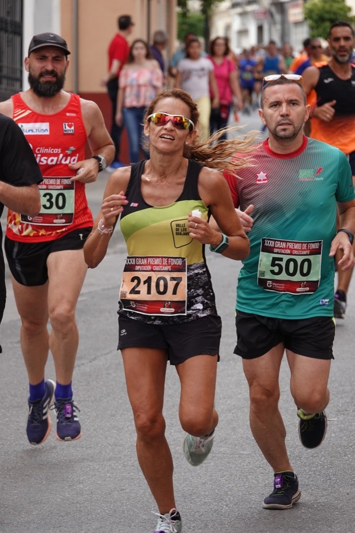 Los vecinos de Dúrcal se han volcado con los corredores apostados en las curvas y rectas que traza el recorrido por la localidad y desde las terrazas de la Plaza del Ayuntamiento