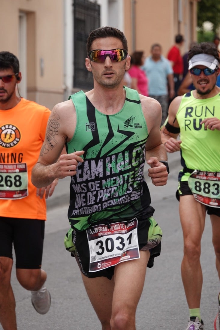 Los vecinos de Dúrcal se han volcado con los corredores apostados en las curvas y rectas que traza el recorrido por la localidad y desde las terrazas de la Plaza del Ayuntamiento