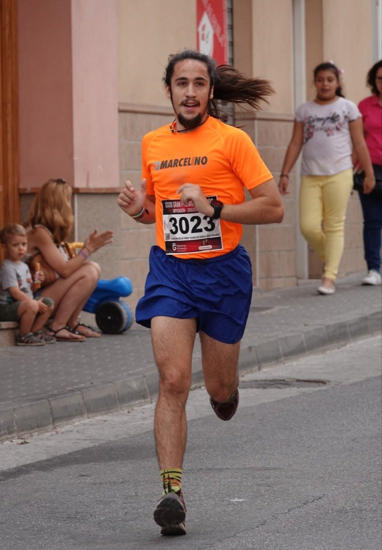 Los vecinos de Dúrcal se han volcado con los corredores apostados en las curvas y rectas que traza el recorrido por la localidad y desde las terrazas de la Plaza del Ayuntamiento