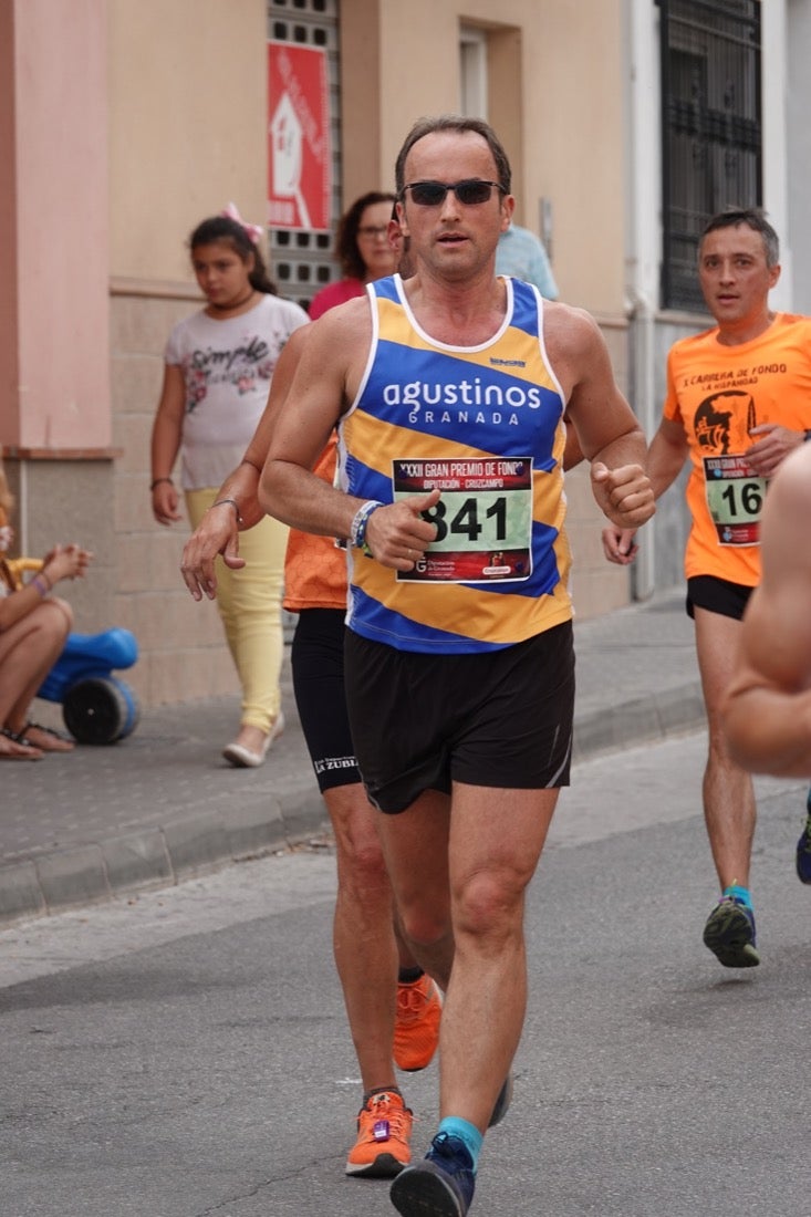Los vecinos de Dúrcal se han volcado con los corredores apostados en las curvas y rectas que traza el recorrido por la localidad y desde las terrazas de la Plaza del Ayuntamiento