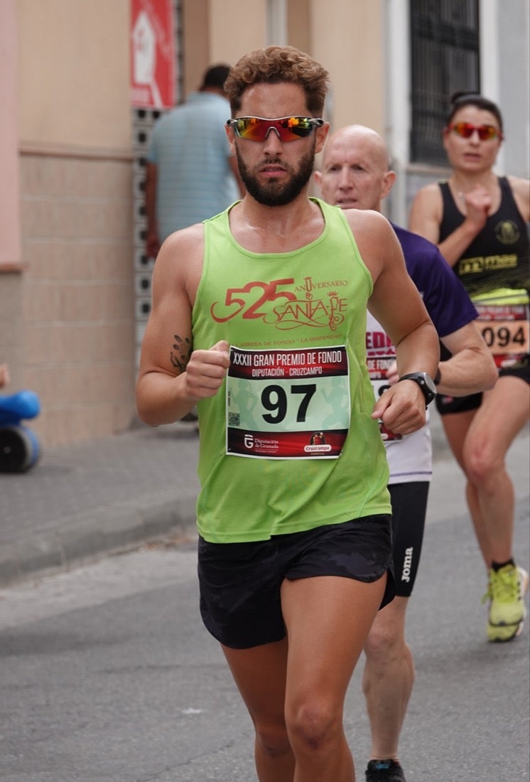 Los vecinos de Dúrcal se han volcado con los corredores apostados en las curvas y rectas que traza el recorrido por la localidad y desde las terrazas de la Plaza del Ayuntamiento