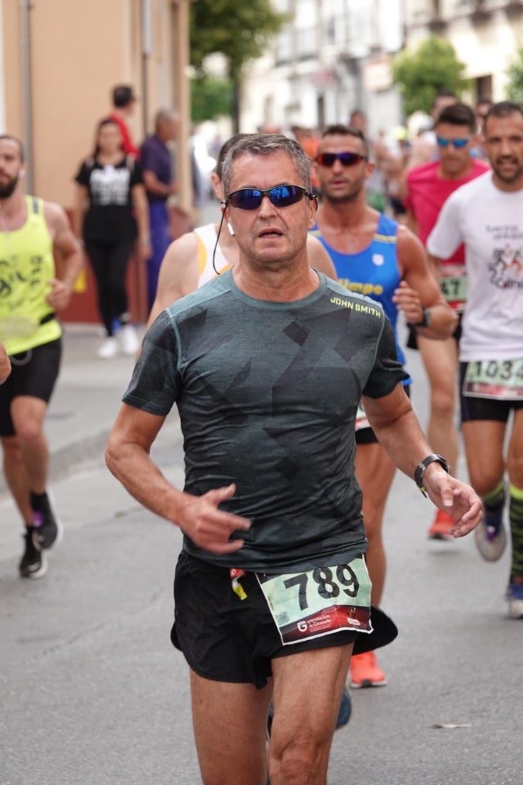 Los vecinos de Dúrcal se han volcado con los corredores apostados en las curvas y rectas que traza el recorrido por la localidad y desde las terrazas de la Plaza del Ayuntamiento