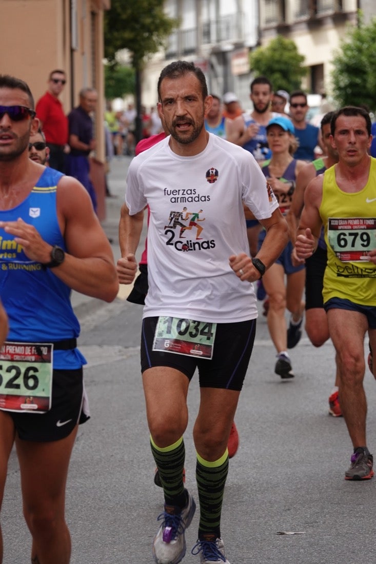 Los vecinos de Dúrcal se han volcado con los corredores apostados en las curvas y rectas que traza el recorrido por la localidad y desde las terrazas de la Plaza del Ayuntamiento