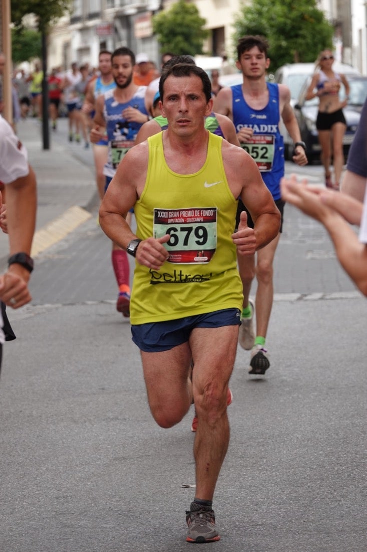 Los vecinos de Dúrcal se han volcado con los corredores apostados en las curvas y rectas que traza el recorrido por la localidad y desde las terrazas de la Plaza del Ayuntamiento