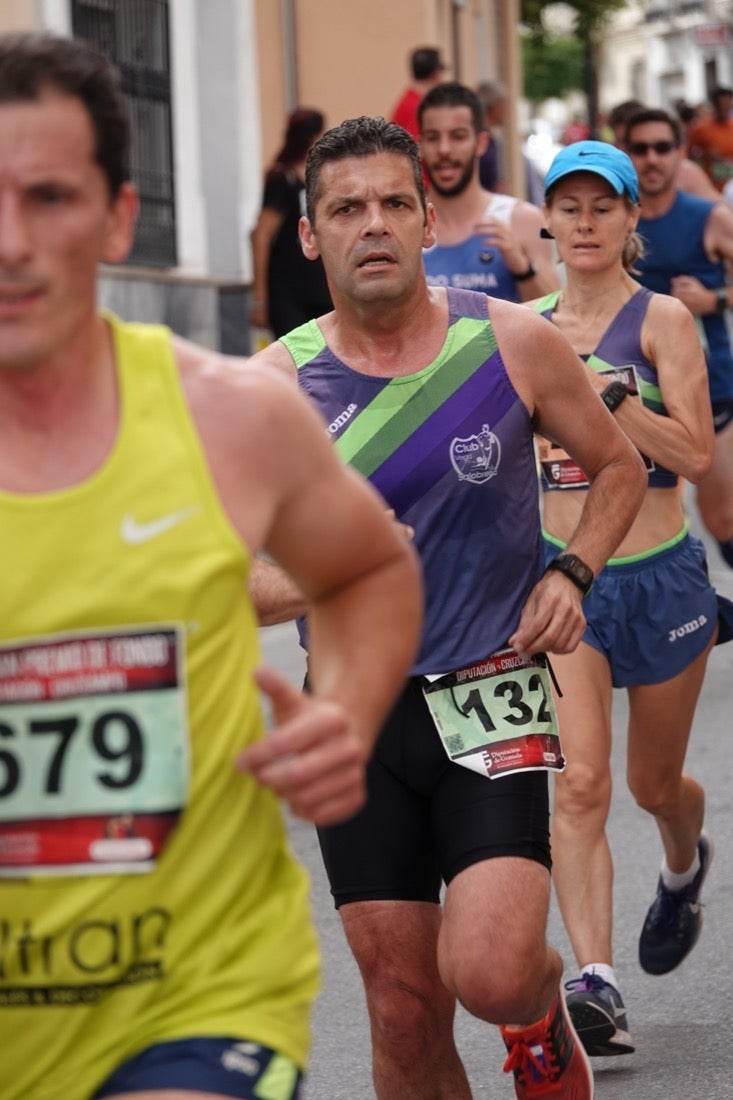 Los vecinos de Dúrcal se han volcado con los corredores apostados en las curvas y rectas que traza el recorrido por la localidad y desde las terrazas de la Plaza del Ayuntamiento