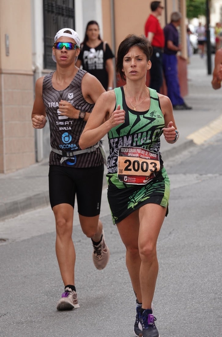 Los vecinos de Dúrcal se han volcado con los corredores apostados en las curvas y rectas que traza el recorrido por la localidad y desde las terrazas de la Plaza del Ayuntamiento