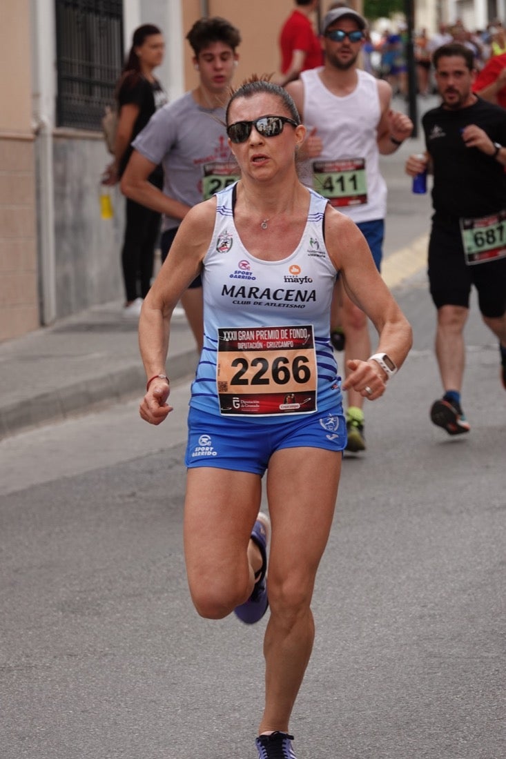 Los vecinos de Dúrcal se han volcado con los corredores apostados en las curvas y rectas que traza el recorrido por la localidad y desde las terrazas de la Plaza del Ayuntamiento