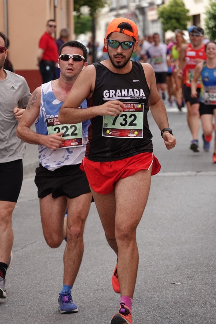 Los vecinos de Dúrcal se han volcado con los corredores apostados en las curvas y rectas que traza el recorrido por la localidad y desde las terrazas de la Plaza del Ayuntamiento