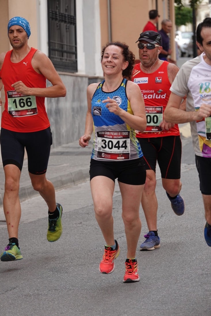 Los vecinos de Dúrcal se han volcado con los corredores apostados en las curvas y rectas que traza el recorrido por la localidad y desde las terrazas de la Plaza del Ayuntamiento