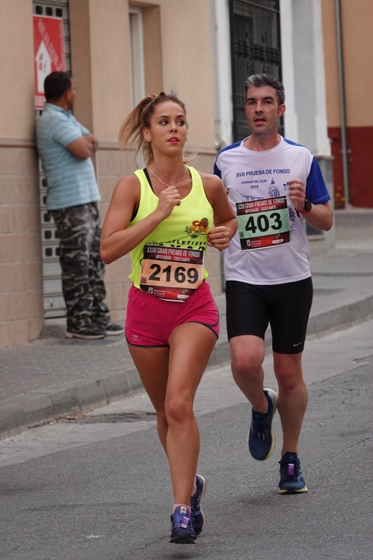 Los vecinos de Dúrcal se han volcado con los corredores apostados en las curvas y rectas que traza el recorrido por la localidad y desde las terrazas de la Plaza del Ayuntamiento