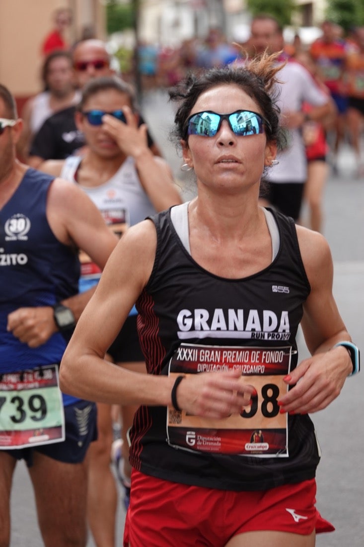 Los vecinos de Dúrcal se han volcado con los corredores apostados en las curvas y rectas que traza el recorrido por la localidad y desde las terrazas de la Plaza del Ayuntamiento