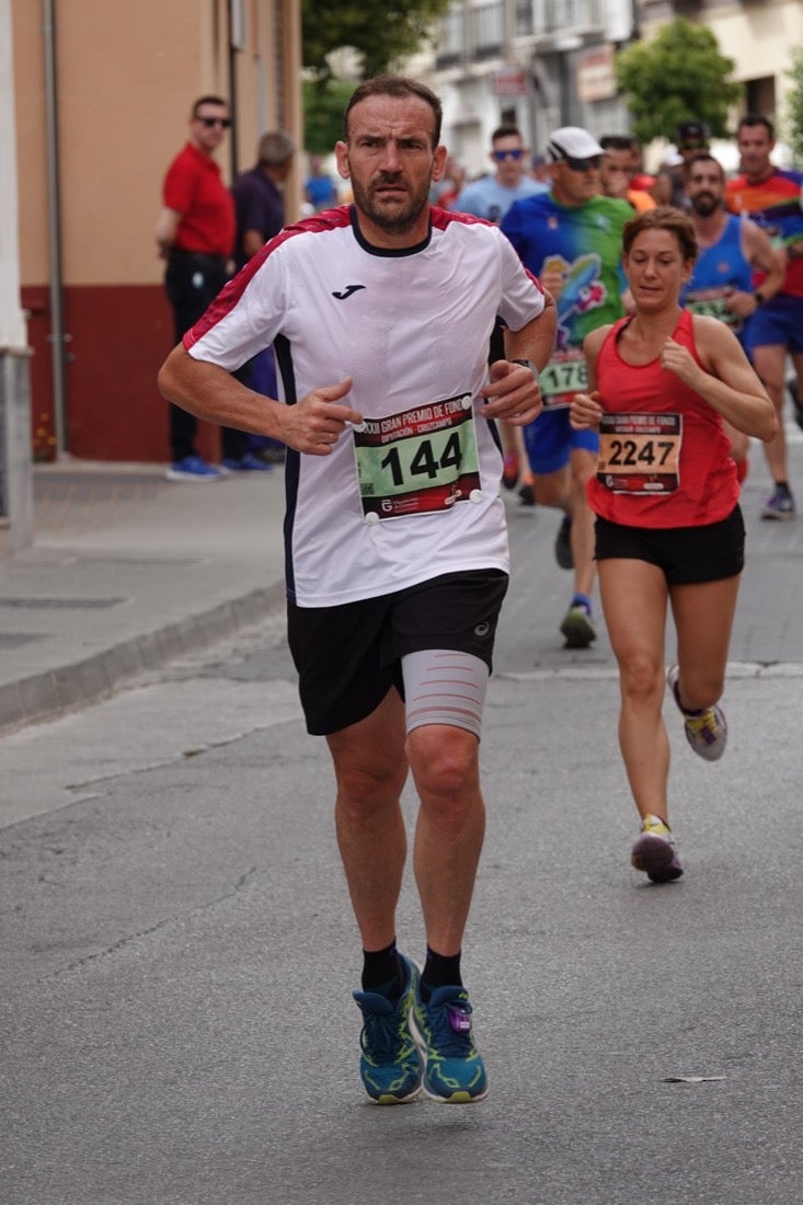 Los vecinos de Dúrcal se han volcado con los corredores apostados en las curvas y rectas que traza el recorrido por la localidad y desde las terrazas de la Plaza del Ayuntamiento