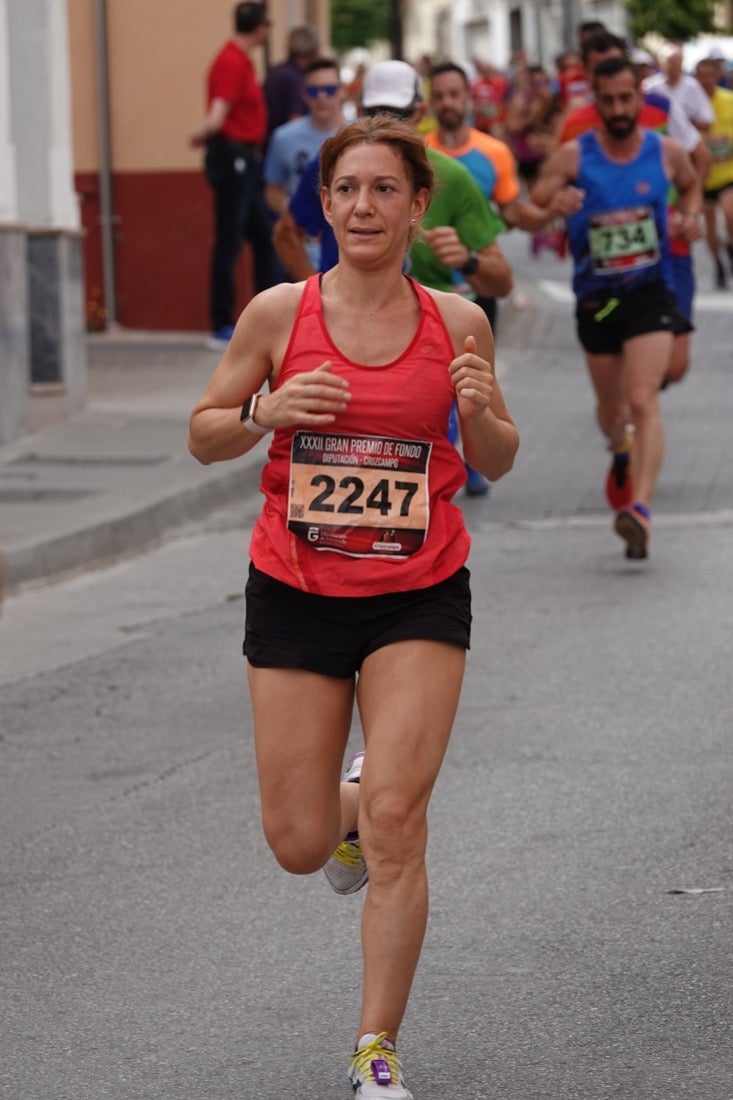 Los vecinos de Dúrcal se han volcado con los corredores apostados en las curvas y rectas que traza el recorrido por la localidad y desde las terrazas de la Plaza del Ayuntamiento