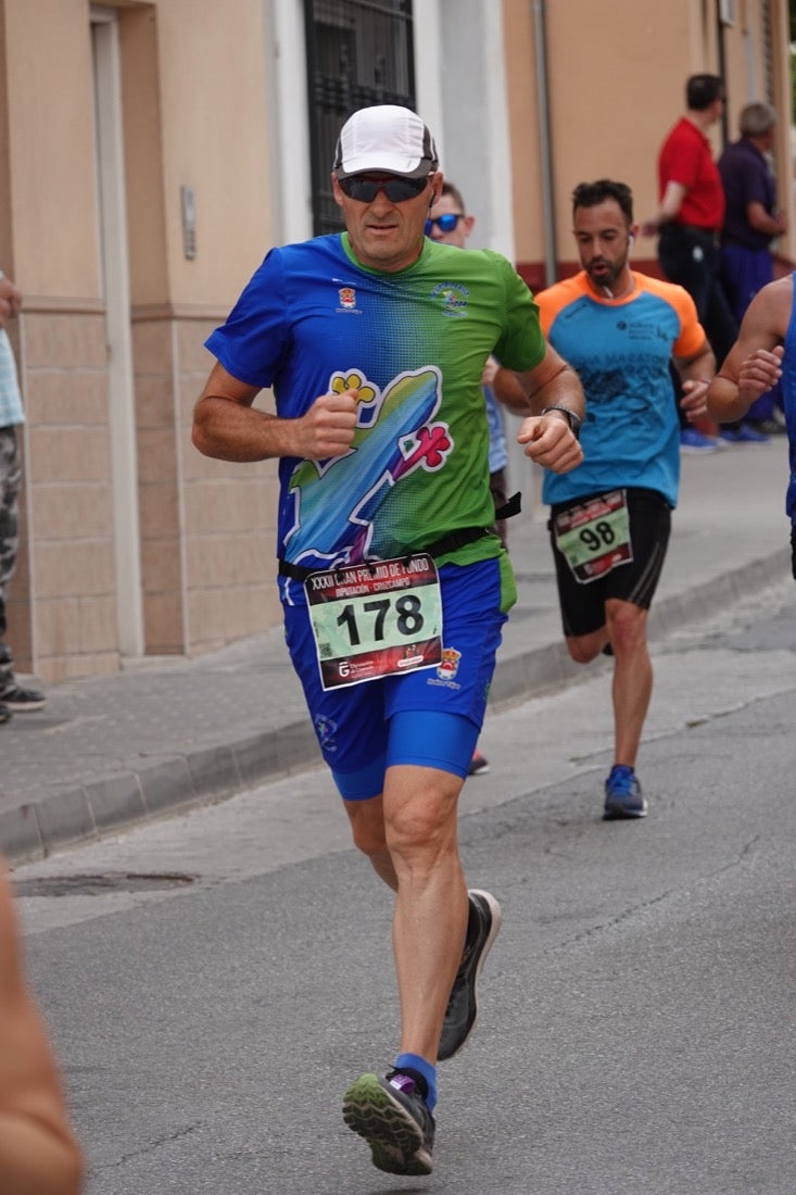 Los vecinos de Dúrcal se han volcado con los corredores apostados en las curvas y rectas que traza el recorrido por la localidad y desde las terrazas de la Plaza del Ayuntamiento