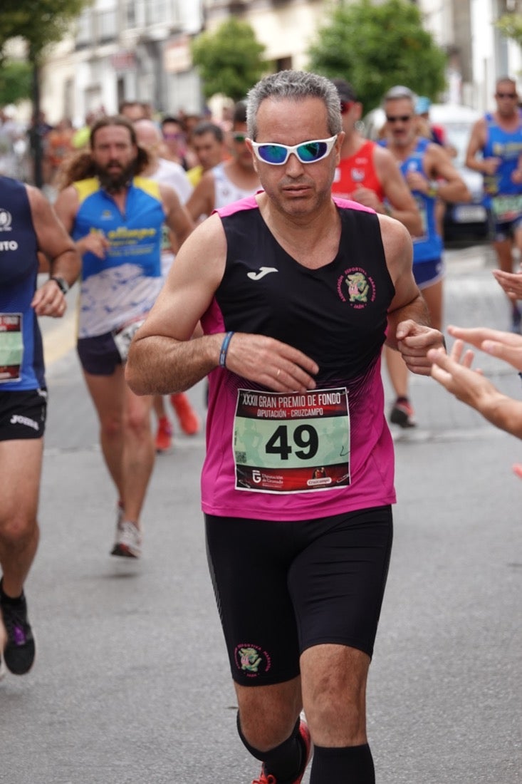 Los vecinos de Dúrcal se han volcado con los corredores apostados en las curvas y rectas que traza el recorrido por la localidad y desde las terrazas de la Plaza del Ayuntamiento