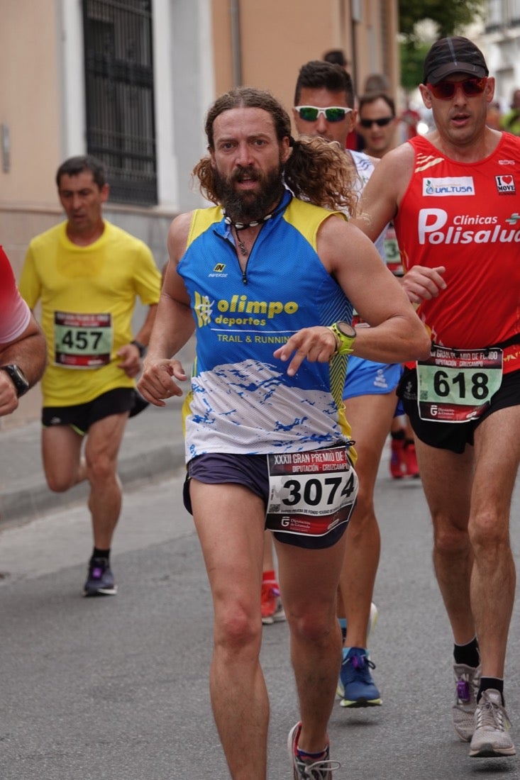 Los vecinos de Dúrcal se han volcado con los corredores apostados en las curvas y rectas que traza el recorrido por la localidad y desde las terrazas de la Plaza del Ayuntamiento