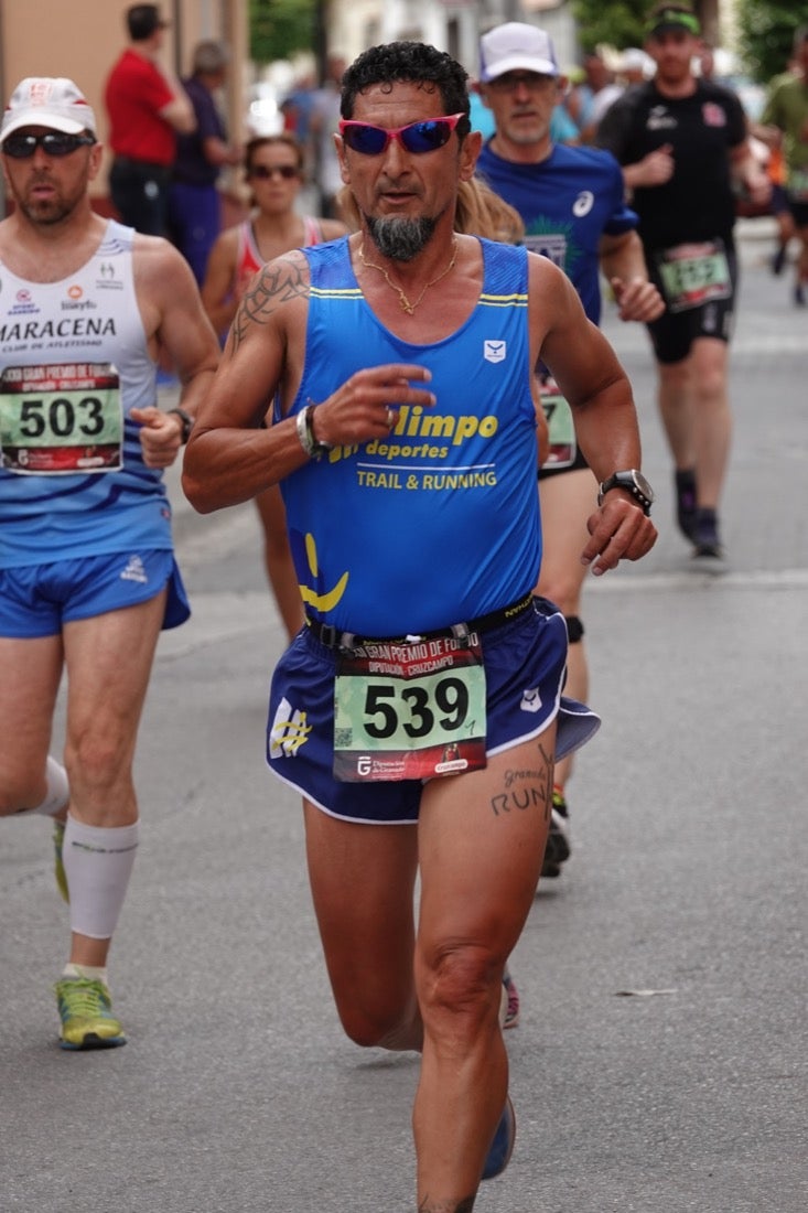 Los vecinos de Dúrcal se han volcado con los corredores apostados en las curvas y rectas que traza el recorrido por la localidad y desde las terrazas de la Plaza del Ayuntamiento