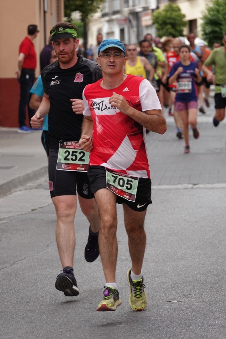 Los vecinos de Dúrcal se han volcado con los corredores apostados en las curvas y rectas que traza el recorrido por la localidad y desde las terrazas de la Plaza del Ayuntamiento