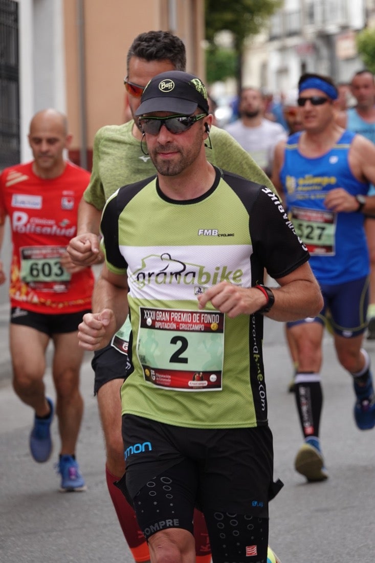 Los vecinos de Dúrcal se han volcado con los corredores apostados en las curvas y rectas que traza el recorrido por la localidad y desde las terrazas de la Plaza del Ayuntamiento