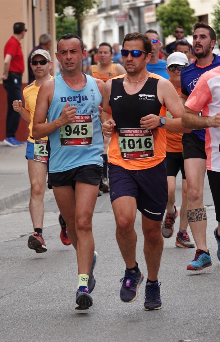 Los vecinos de Dúrcal se han volcado con los corredores apostados en las curvas y rectas que traza el recorrido por la localidad y desde las terrazas de la Plaza del Ayuntamiento