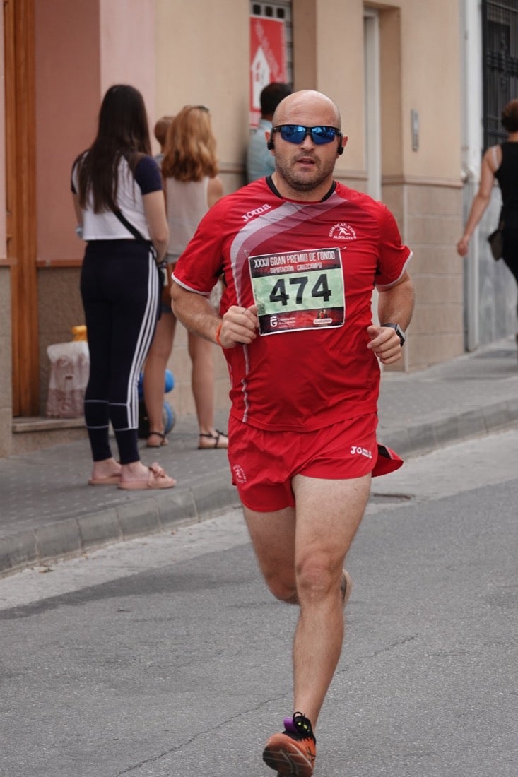Los vecinos de Dúrcal se han volcado con los corredores apostados en las curvas y rectas que traza el recorrido por la localidad y desde las terrazas de la Plaza del Ayuntamiento