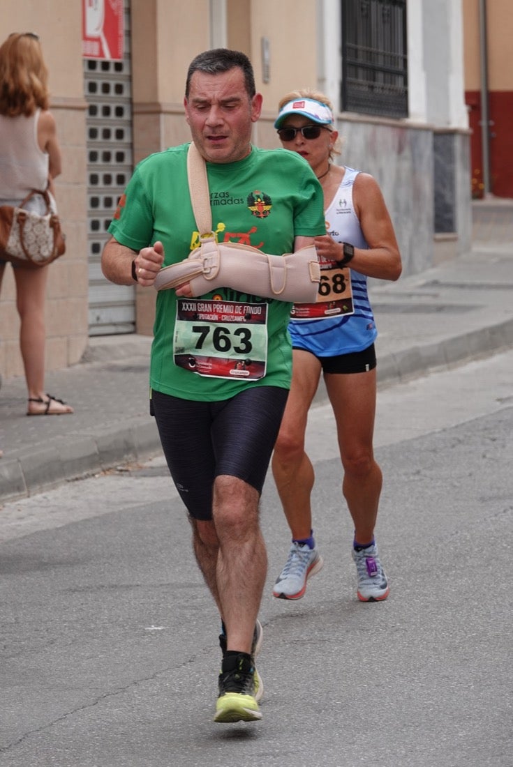 Los vecinos de Dúrcal se han volcado con los corredores apostados en las curvas y rectas que traza el recorrido por la localidad y desde las terrazas de la Plaza del Ayuntamiento