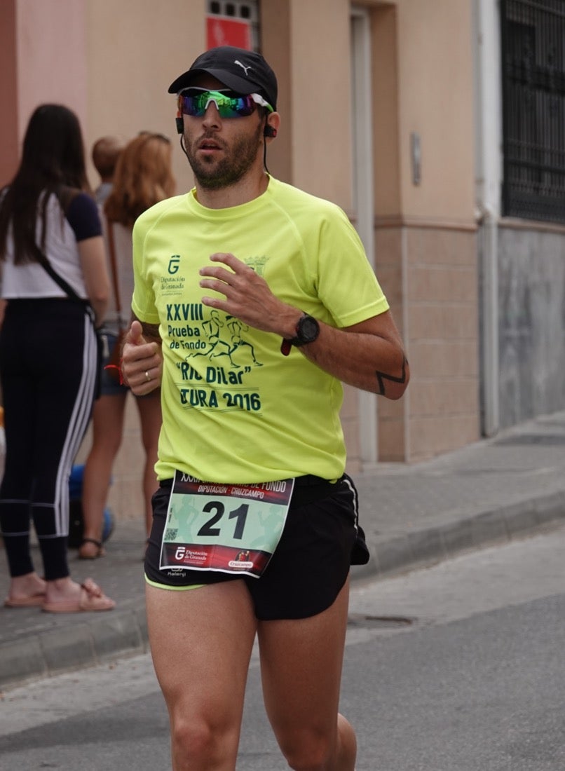 Los vecinos de Dúrcal se han volcado con los corredores apostados en las curvas y rectas que traza el recorrido por la localidad y desde las terrazas de la Plaza del Ayuntamiento