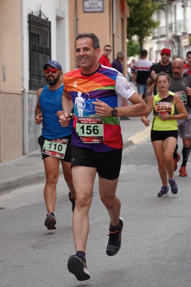 Los vecinos de Dúrcal se han volcado con los corredores apostados en las curvas y rectas que traza el recorrido por la localidad y desde las terrazas de la Plaza del Ayuntamiento