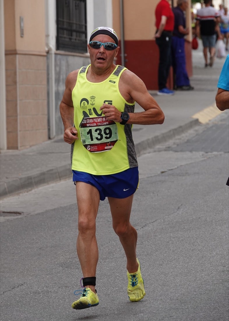 Los vecinos de Dúrcal se han volcado con los corredores apostados en las curvas y rectas que traza el recorrido por la localidad y desde las terrazas de la Plaza del Ayuntamiento