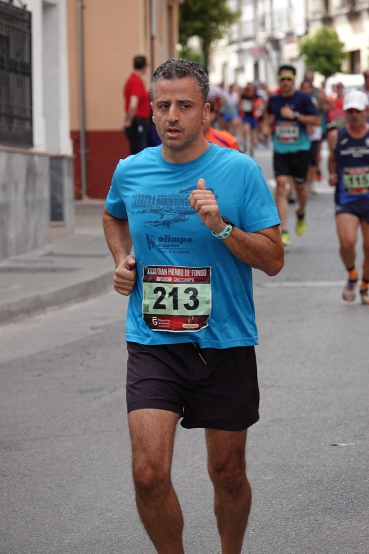 Los vecinos de Dúrcal se han volcado con los corredores apostados en las curvas y rectas que traza el recorrido por la localidad y desde las terrazas de la Plaza del Ayuntamiento