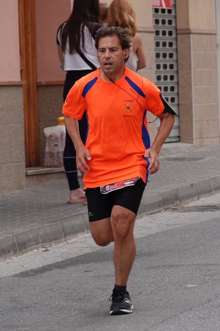 Los vecinos de Dúrcal se han volcado con los corredores apostados en las curvas y rectas que traza el recorrido por la localidad y desde las terrazas de la Plaza del Ayuntamiento