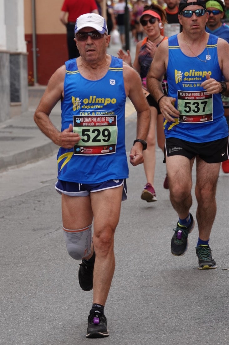 Los vecinos de Dúrcal se han volcado con los corredores apostados en las curvas y rectas que traza el recorrido por la localidad y desde las terrazas de la Plaza del Ayuntamiento