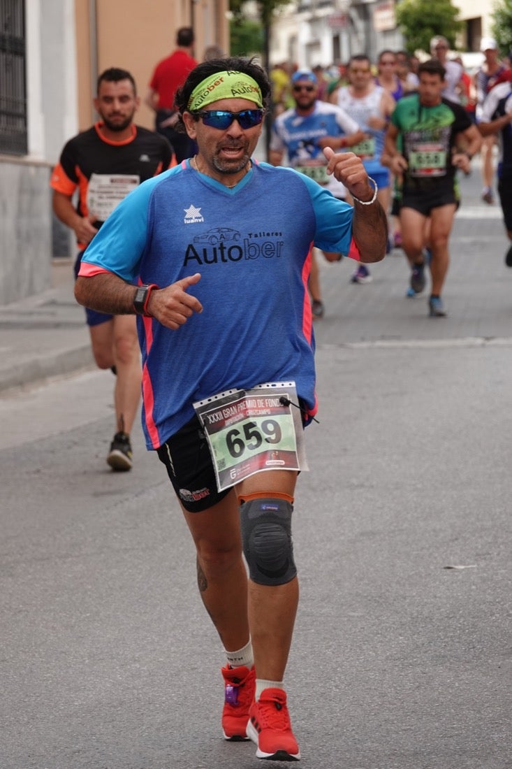 Los vecinos de Dúrcal se han volcado con los corredores apostados en las curvas y rectas que traza el recorrido por la localidad y desde las terrazas de la Plaza del Ayuntamiento