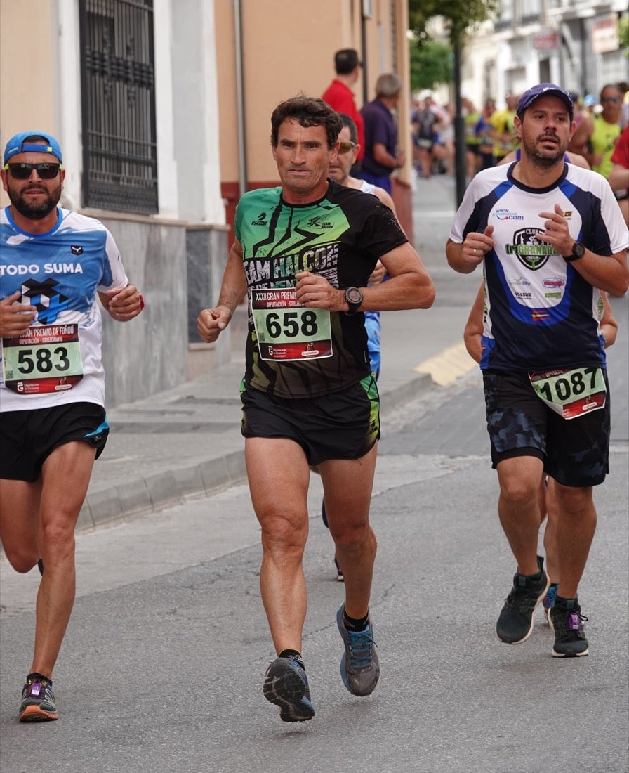 Los vecinos de Dúrcal se han volcado con los corredores apostados en las curvas y rectas que traza el recorrido por la localidad y desde las terrazas de la Plaza del Ayuntamiento