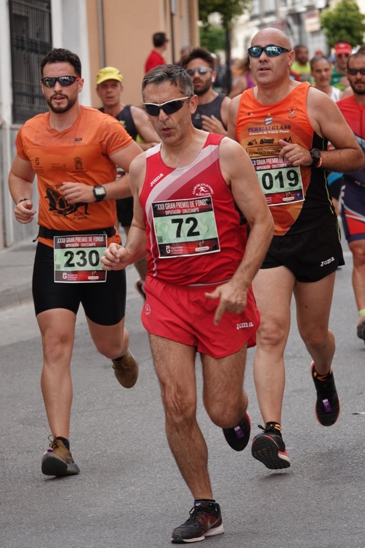 Los vecinos de Dúrcal se han volcado con los corredores apostados en las curvas y rectas que traza el recorrido por la localidad y desde las terrazas de la Plaza del Ayuntamiento
