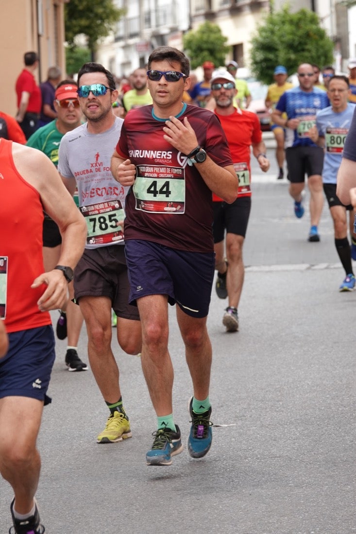 Los vecinos de Dúrcal se han volcado con los corredores apostados en las curvas y rectas que traza el recorrido por la localidad y desde las terrazas de la Plaza del Ayuntamiento
