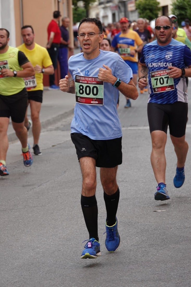 Los vecinos de Dúrcal se han volcado con los corredores apostados en las curvas y rectas que traza el recorrido por la localidad y desde las terrazas de la Plaza del Ayuntamiento