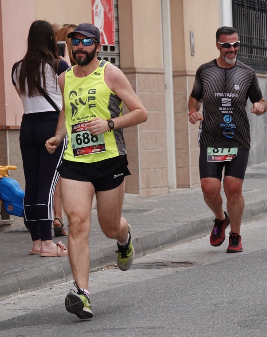 Los vecinos de Dúrcal se han volcado con los corredores apostados en las curvas y rectas que traza el recorrido por la localidad y desde las terrazas de la Plaza del Ayuntamiento