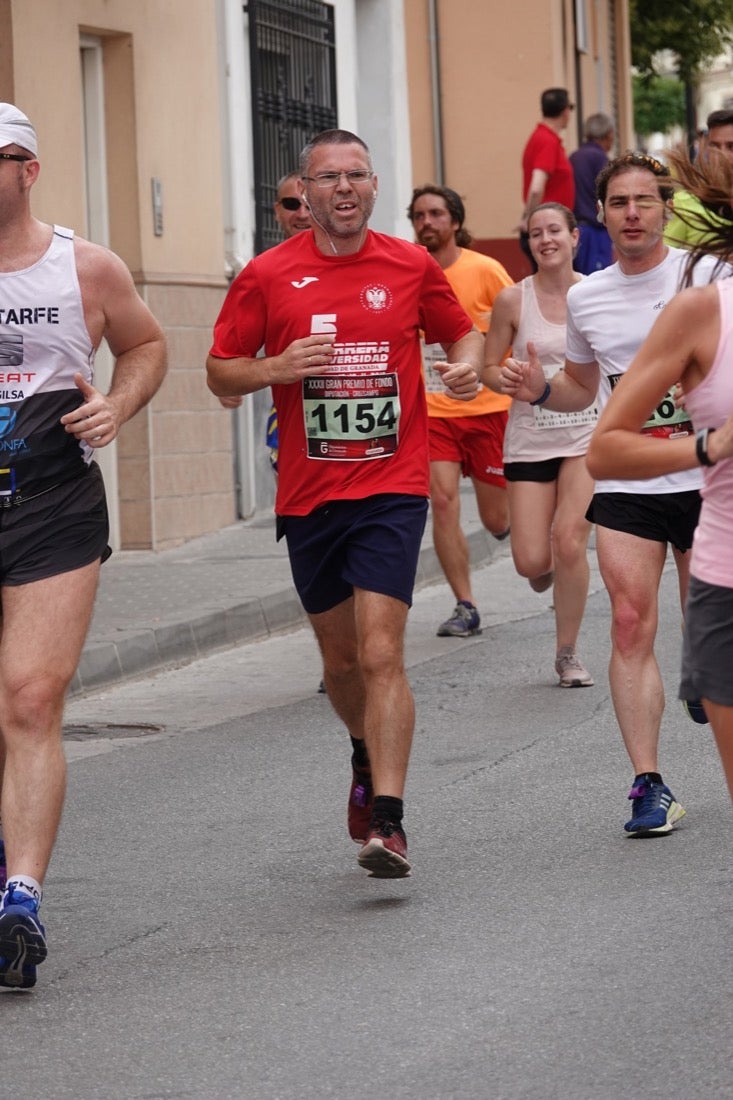Los vecinos de Dúrcal se han volcado con los corredores apostados en las curvas y rectas que traza el recorrido por la localidad y desde las terrazas de la Plaza del Ayuntamiento