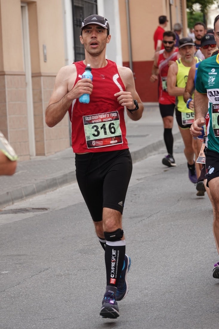 Los vecinos de Dúrcal se han volcado con los corredores apostados en las curvas y rectas que traza el recorrido por la localidad y desde las terrazas de la Plaza del Ayuntamiento