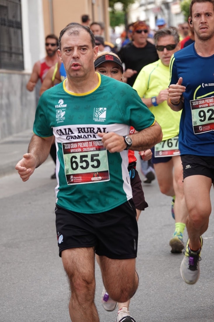 Los vecinos de Dúrcal se han volcado con los corredores apostados en las curvas y rectas que traza el recorrido por la localidad y desde las terrazas de la Plaza del Ayuntamiento