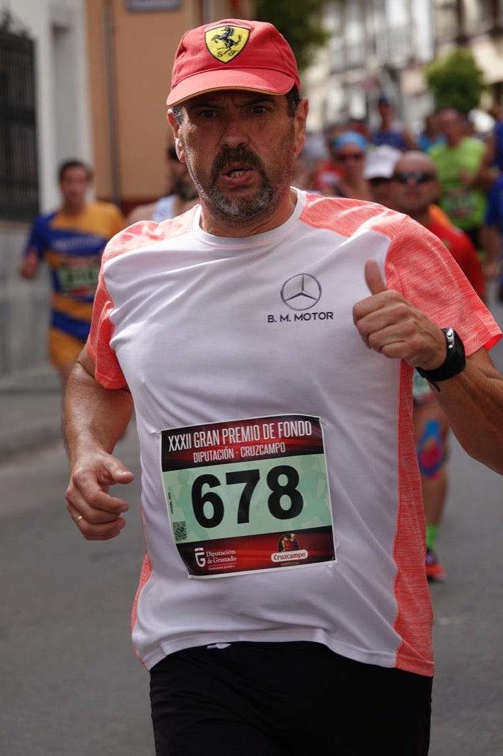 Los vecinos de Dúrcal se han volcado con los corredores apostados en las curvas y rectas que traza el recorrido por la localidad y desde las terrazas de la Plaza del Ayuntamiento