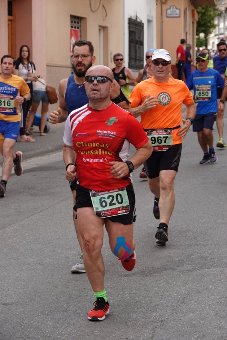 Los vecinos de Dúrcal se han volcado con los corredores apostados en las curvas y rectas que traza el recorrido por la localidad y desde las terrazas de la Plaza del Ayuntamiento