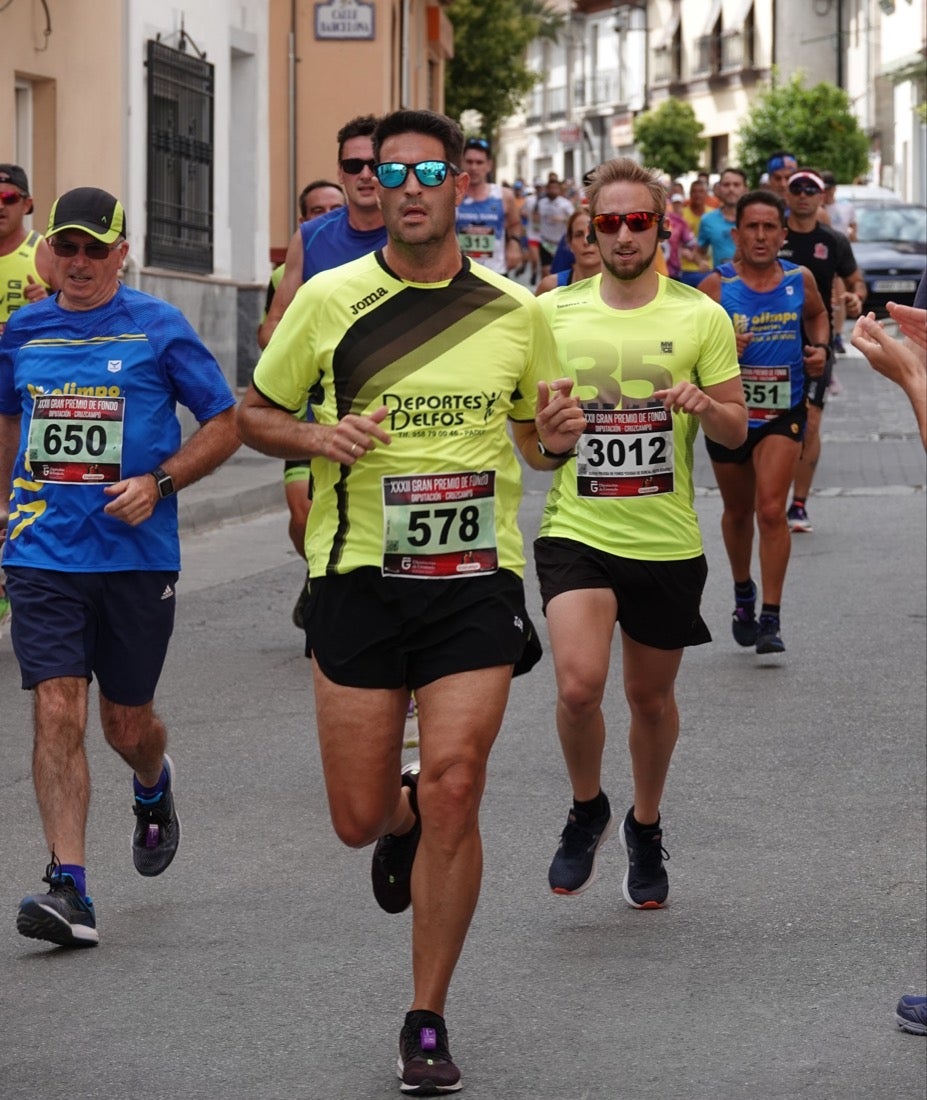 Los vecinos de Dúrcal se han volcado con los corredores apostados en las curvas y rectas que traza el recorrido por la localidad y desde las terrazas de la Plaza del Ayuntamiento
